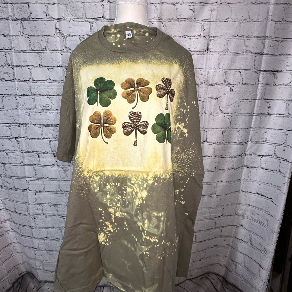 6 clovers graphic bleached t-shirt size 2XL (XXL), unisex sizing.